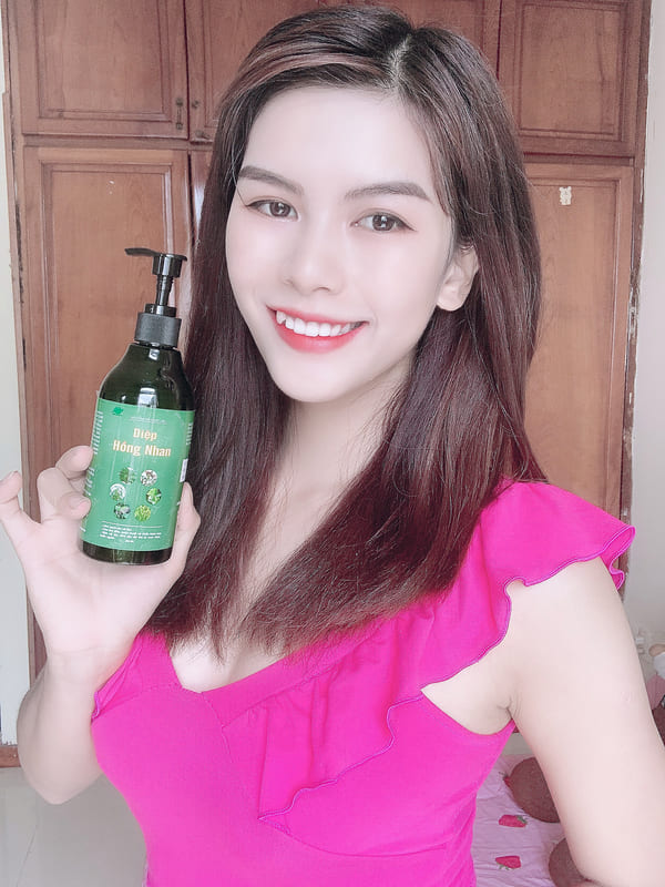Hot girl Nguyễn Hải Yến chụp ảnh cùng dầu tắm gội dược liệu Diệp Hồng Nhan