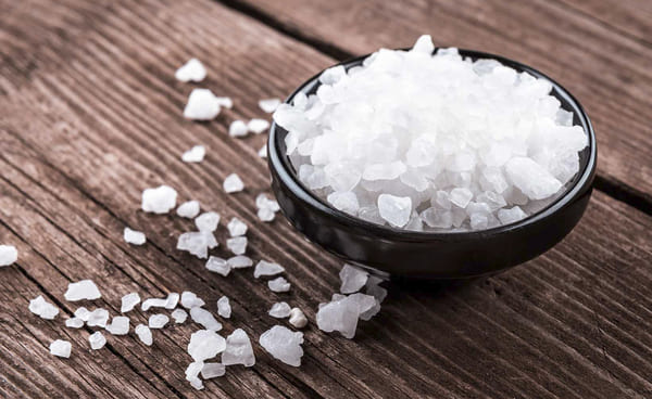 Tránh để dung dịch muối quá đặc dễ gây tổn thương lại vùng da vảy nến Tránh để dung dịch muối quá đặc dễ gây tổn thương lại vùng da vảy nến