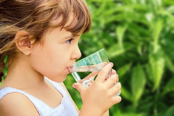 Bổ sung nước cho trẻ giúp cải thiện nhiệt miệng sưng lợi
